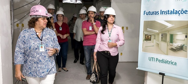 A diretora Ilza Fellows (à esq.) visita as obras de expansão do CHN / Foto: Divulgação