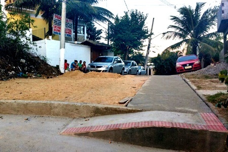 Praça bloqueia carros na saída de Camboinhas para Piratininga