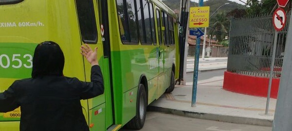 Cobrador orienta motorista do ônibus que precisa subir a calçada para entrar na avenida do Cafubá