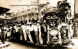 Bonde cruza o Rio no carnaval dos anos 1950
