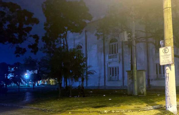 Biblioteca Parque de Niterói no breu