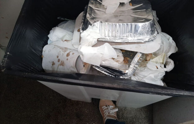 Lixeira cheia no Hospital Carlos Tortelly