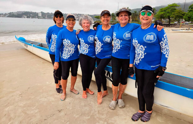 Equipe 75+, de canoa havaiana, do Niterói Hoe