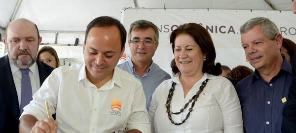 Rodrigo Neves assina contrato com empresa de Ricardo Pessoa (à esquerda), ao lado de Miriam Belchior e Axel Grael