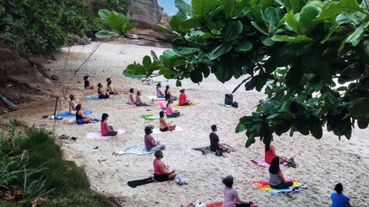 Yoga de volta à praia da Boa Viagem para aliviar o estresse da