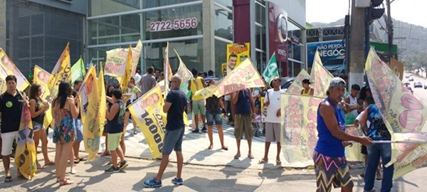 Grupo faz 'bandeiraço' em uma esquina da Estrada Francisco da Cruz Nunes, na Região Oceânica de Niterói