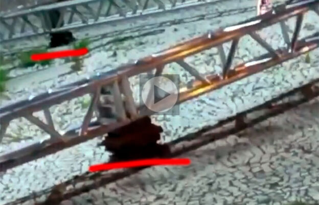 Vídeo mostra montagem da árvore de natal sobre calços de madeira, Niterói