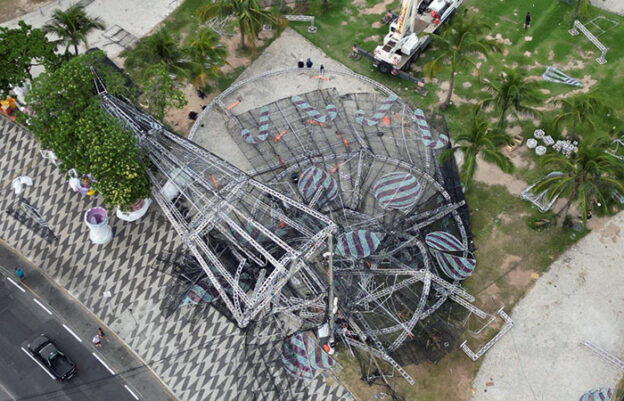 Árvore de Natal tomba em Niterói