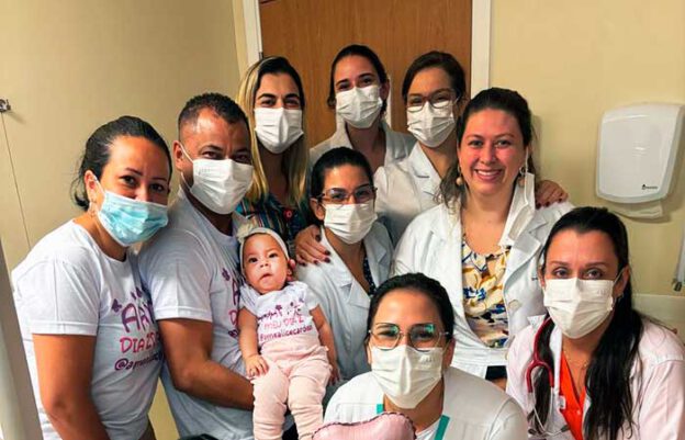 A bebê Alice com os pais e a equipe do CHN, Niterói