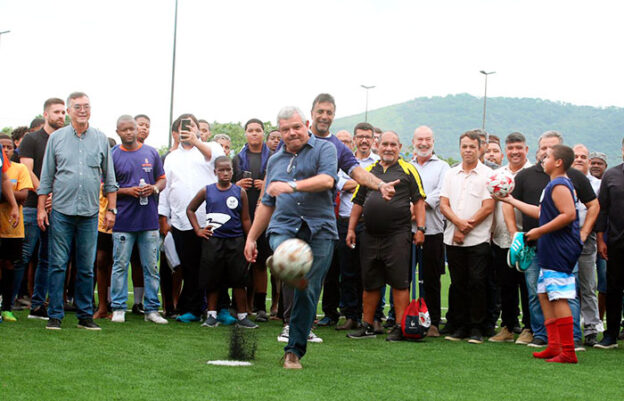 Axel Grael chuta em obra inacabada, Niterói