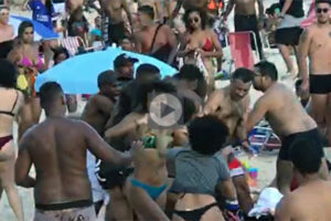 Briga de banhistas na praia de Itacoatiara