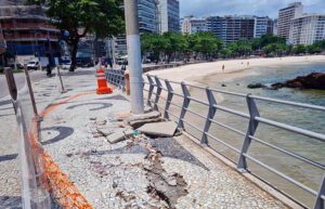 Calçadão interditado na praia de Icaraí, Niterói