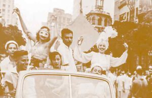 Entre confetes e serpentinas, o desfile de foliões em carro aberto no Centro de Niterói / Arquivo Carlos Ruas