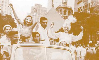 Entre confetes e serpentinas, o desfile de foliões em carro aberto no Centro de Niterói / Arquivo Carlos Ruas