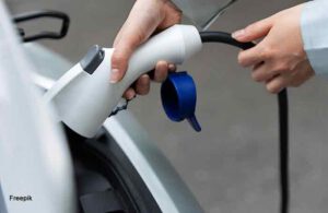 Carregadores de veículos elétricos (www.freepik.com)