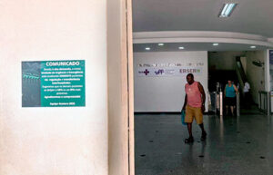 Comunicado na porta do HUAP, Niterói