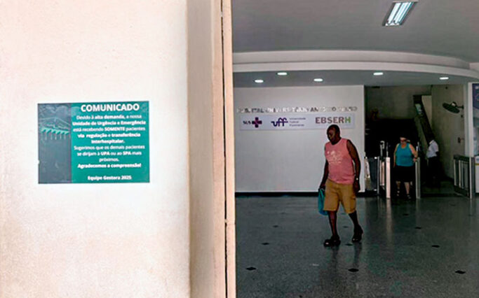 Comunicado na porta do HUAP, Niterói