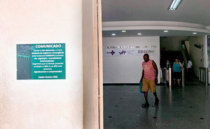 Comunicado na porta do HUAP, Niterói