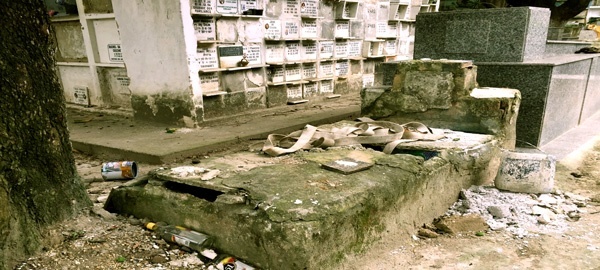 Túmulos quebrados e sujeira dão aspecto tenebroso ao Cemitério de Charitas