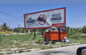 Outdoor e lixeira em Maricá (RJ)