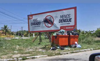 Outdoor e lixeira em Maricá (RJ)