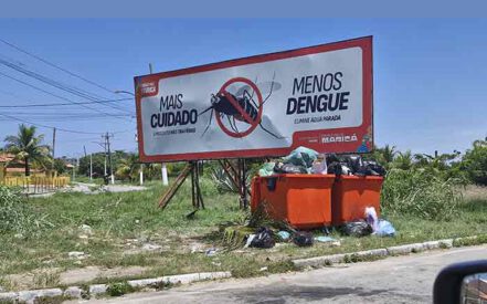 Outdoor e lixeira em Maricá (RJ)