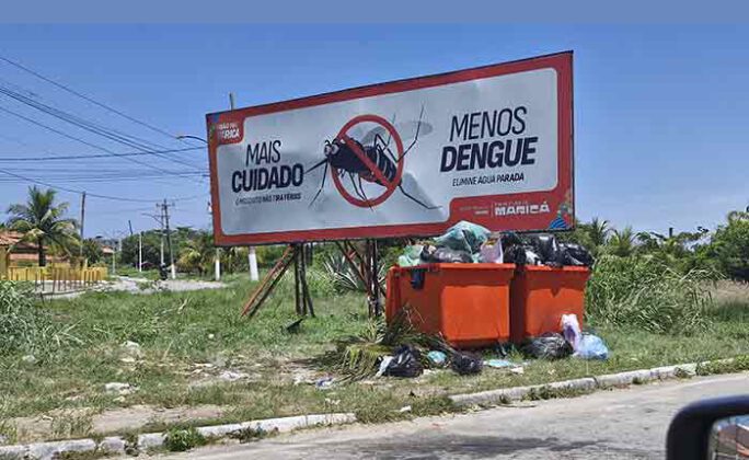 Outdoor e lixeira em Maricá (RJ)