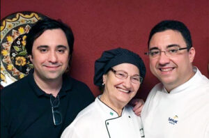 Dona Henriqueta e os filhos Marcelo e Alexandre Henriques mantém a tradição da culinária portuguesa em Niterói