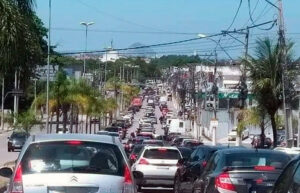 Trânsito para no feriadão ensolarado na Região Oceânica de Niterói