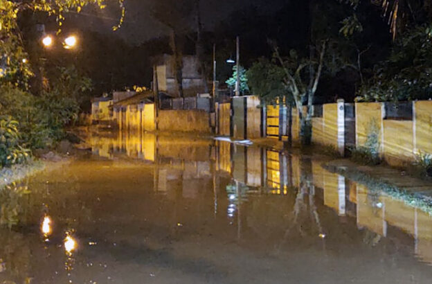 Rua São Sebastião alagada no Engenho do Mato