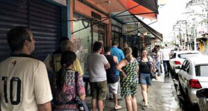 Fila para comprar massa de bolinho de bacalhau do Mário