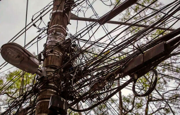 Fios e cabos emaranhados nos postes da Enel, Niterói