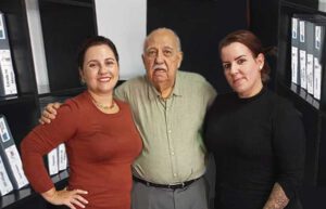 Gilberto Oliveira e as funcionárias Carol e Nathalia, Niterói
