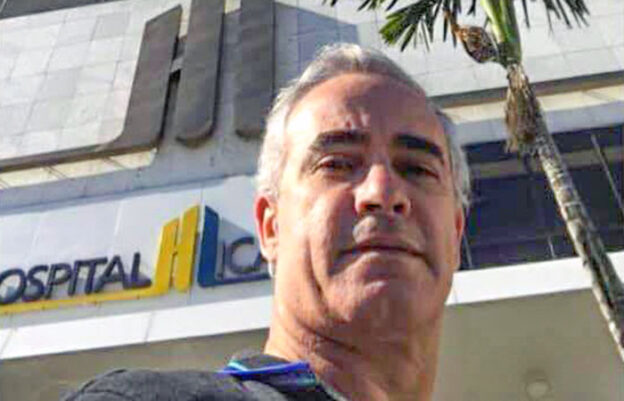 Menina mordida por tubarão