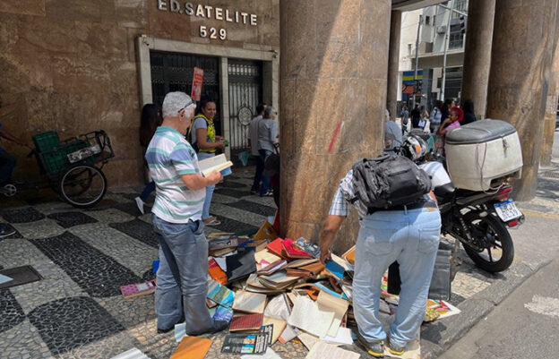 Pilha de livros jogada na rua em Niterói