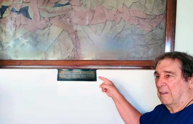 Marcos Flavio e a bandeira do navio Quest, Niterói