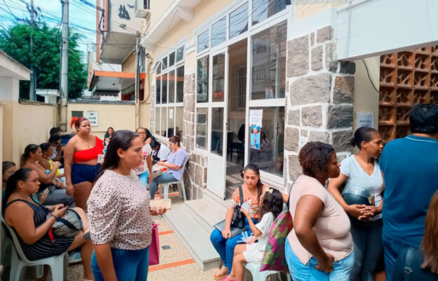 Mães tentam matricular filhos em escolas municipais de Niterói
