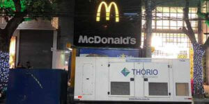 Gerador na porta do McDonalds
