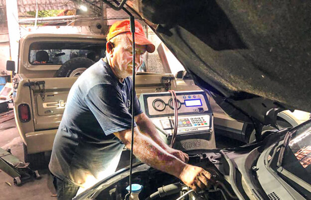 Russo faz manutenção de ar condicionado em Niterói