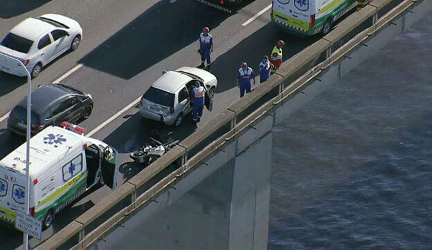 Motociclista cai da ponte