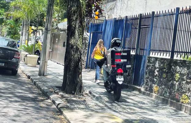 Motos nas calçadas, Niterói.