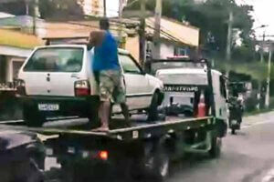 Homem chora ao ter carro rebocado pela Nittrans