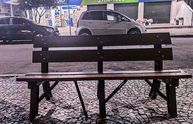 Banco novo já quebrado, na Rua Paulo Gustavo, Niterói