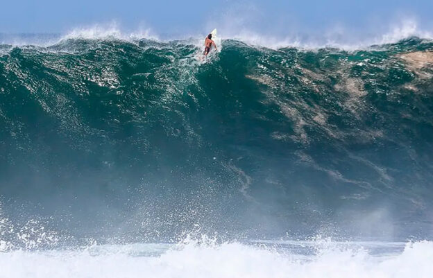 Ondas gigantes na Praia de Itacoatiara, em Niterói (foto: Aporé de Paula))