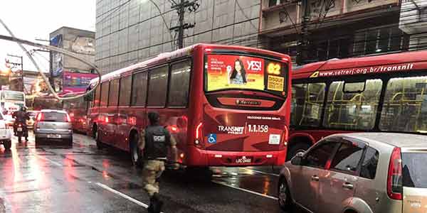 Guarda municipal tenta controlar o acesso dos ônibus ao ponto do Niterói Shopping