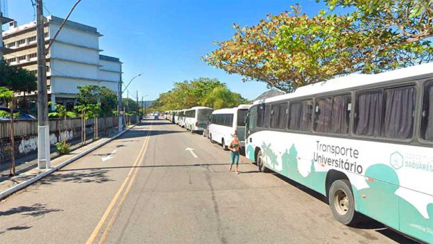Ônibus universitários na Avenida Litorânea, Niterói