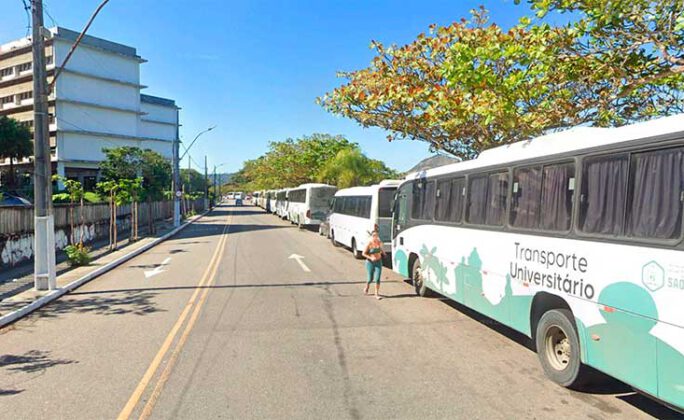 Ônibus universitários na Avenida Litorânea, Niterói