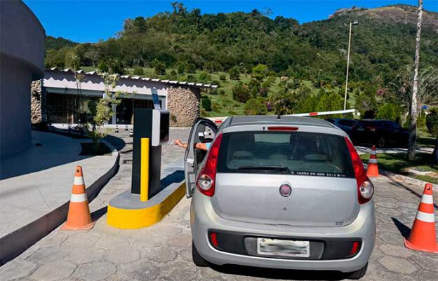 Cemitério Parque da Colina cobra pelo estacionamento, Niterói