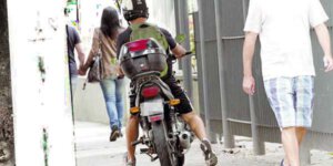 moto na calçada