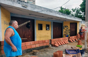 Tijolos lacram portaria do Clube dos Pioneiros, Niterói